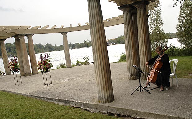 Michelle Kyle plays cello